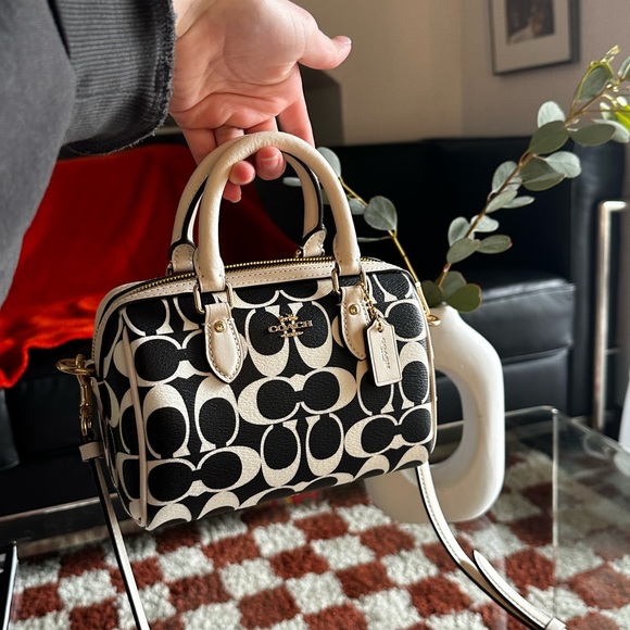 Authentic Coach crossbody - Picture 2 of 3